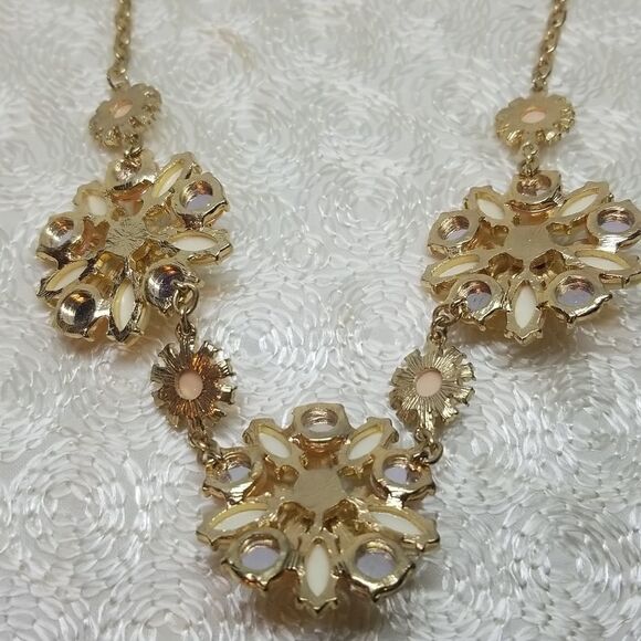 Three peach cream layered flowers with rhinestone flowers gold tone Bib Necklace - Picture 8 of 9